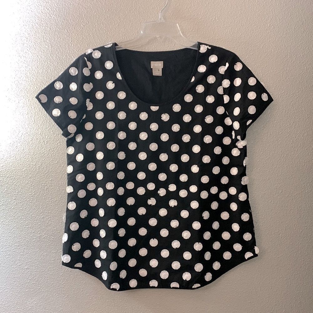 CHICO’S textured polka dot top scoop neck  shorts sleeves curved hem lined